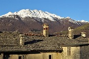 01 Le creste del Resegone, di bianco vestite, sopra i tetti del dell'antico borgo di Arnosto di Fuipiano